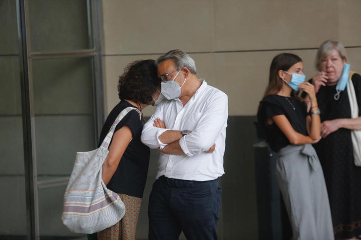 Compañeros y amigos de Ramón Vilar le despiden en el tanatorio de València Compañeros y amigos de Ramón Vilar le despiden en el tanatorio de València