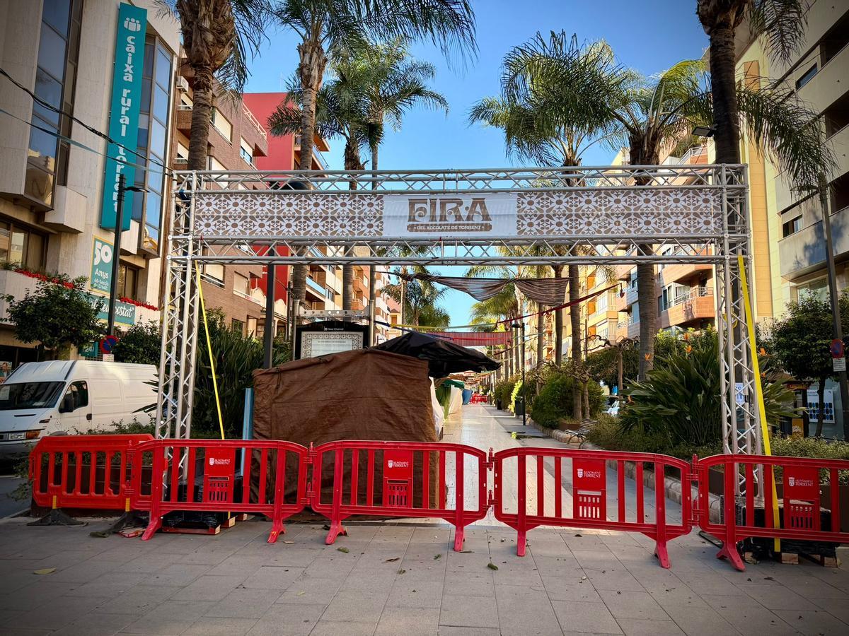 El recinto de la feria del chocolate de Torrent permanece cerrado por el viento