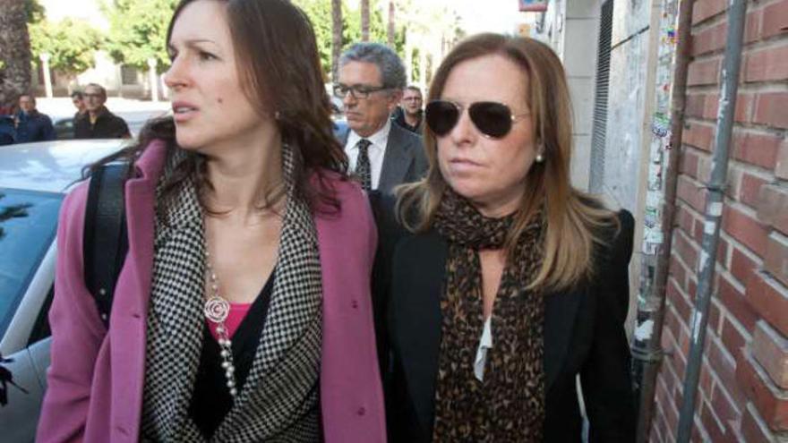 La exdirectora de la CAM, María Dolores Amorós (derecha), el día del juicio por su despido.