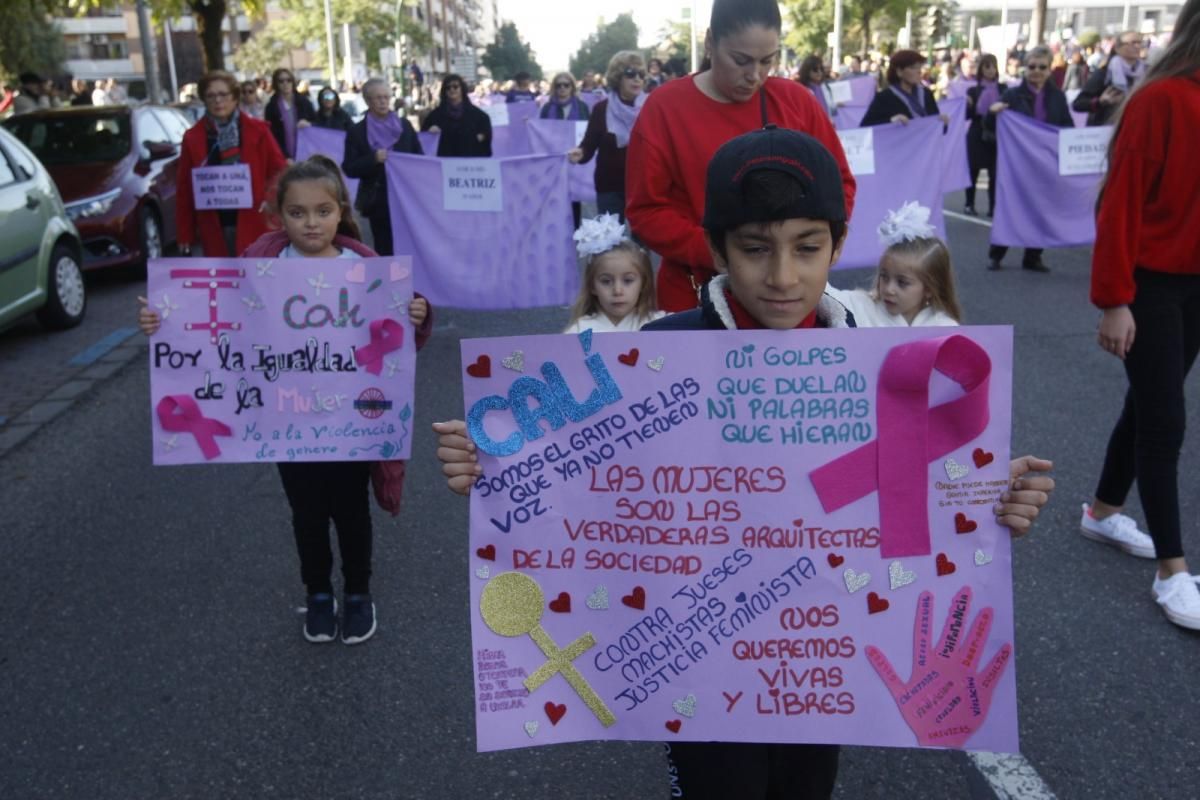 Multitudinaria manifestación contra la violencia hacia la mujeres