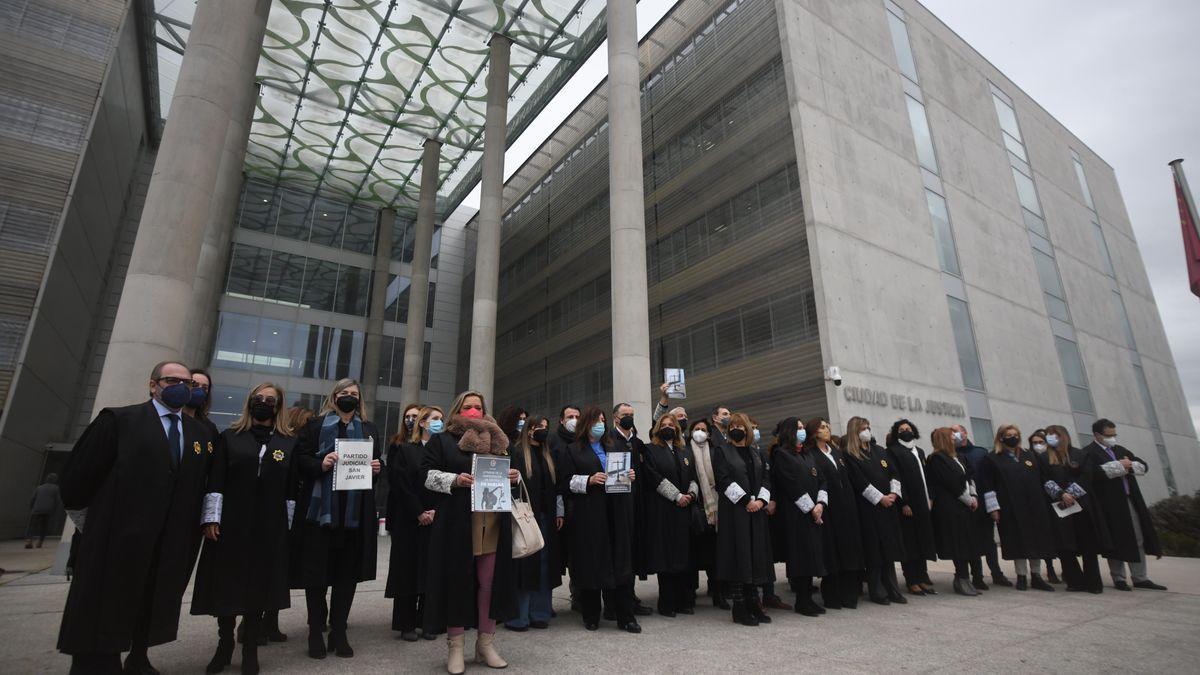 Protesta en Murcia de los letrados de la Administración de Justicia en enero / ISRAEL SÁNCHEZ