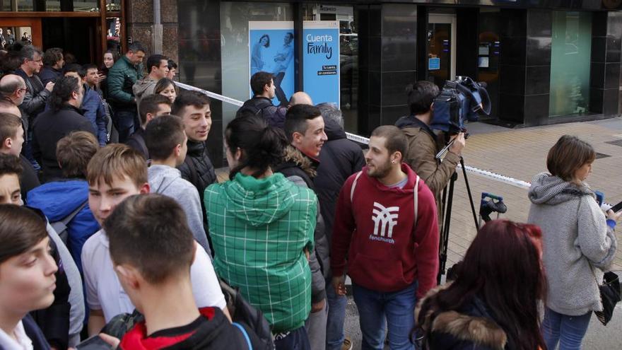 Curiosos en el atraco de Gijón