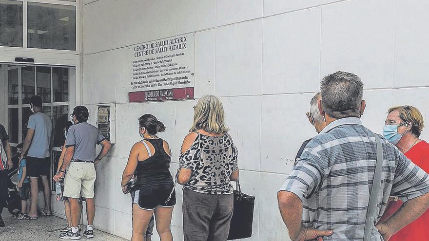 Colas a las puertas de un centro de salud de Elche, en una imagen de días atrás.