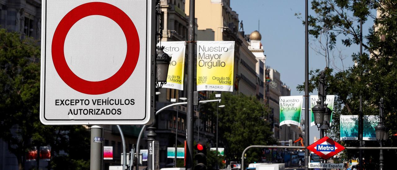 Un cartel que marca la prohibición de entrada a los vehículos más contaminantes a Madrid Central