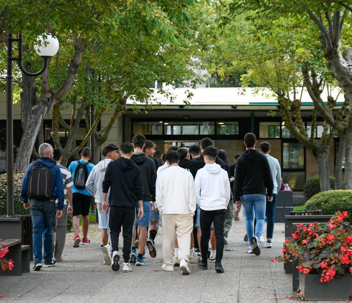 Un grupo de estudiantes entra en un instituto de Zamora. | M. A. L. (Archivo)