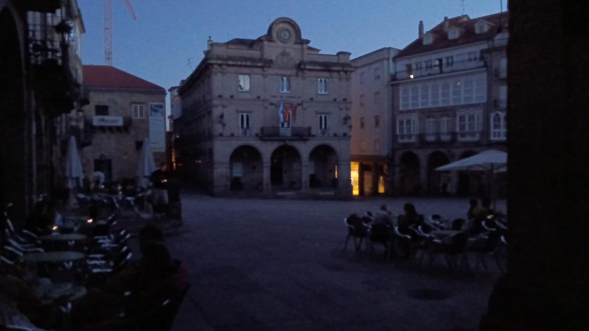 La Plaza Mayor de Ourense, a oscuras este lunes.