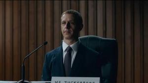 Jeremy Strong, en el papel de Mark Zuckerberg, en la película El precio de la red.