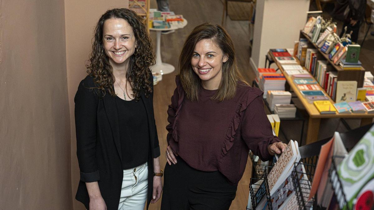 Kate Barasz y Abbie Hibler, en la librería Backstory