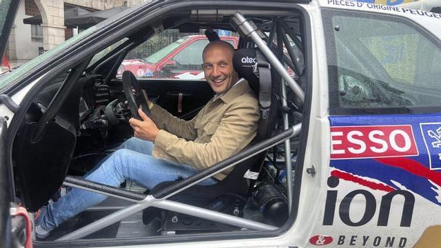 O alcalde Alejandro Lorenzo no interior dun coche do rallye.   | // D.P.