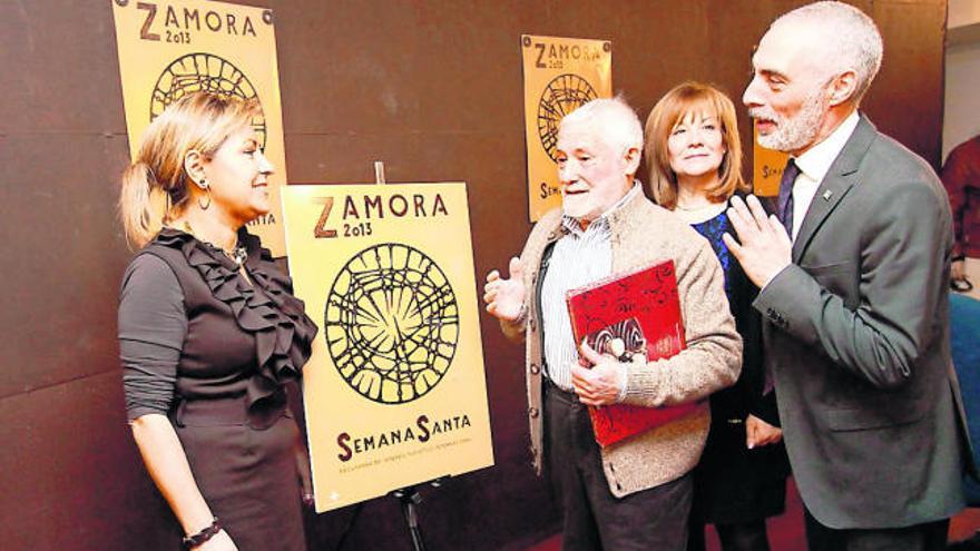 Rosa Valdeón, Isabel García y Antonio Martín Alén acompañan a Coomonte (centro) junto al cartel oficial.