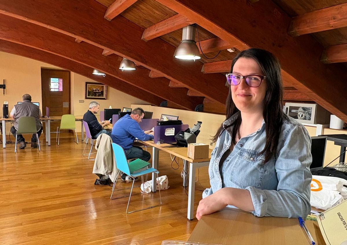 Elena Martínez con varios usuarios en los ordenadores.