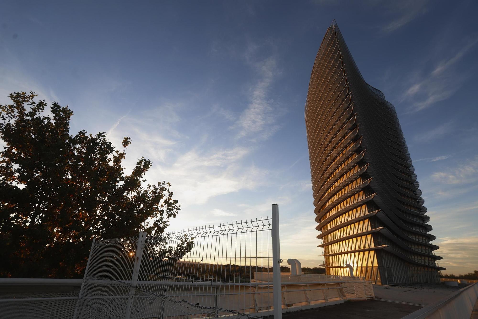 Así están la Torre del Agua y los 'cacahuetes' en desuso de la Expo de Zaragoza