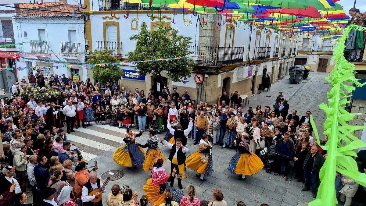 La Asociacion de Folclore Virgen de la Soledad de Malpartida de Cáceres ofrece un baile al Patrón.