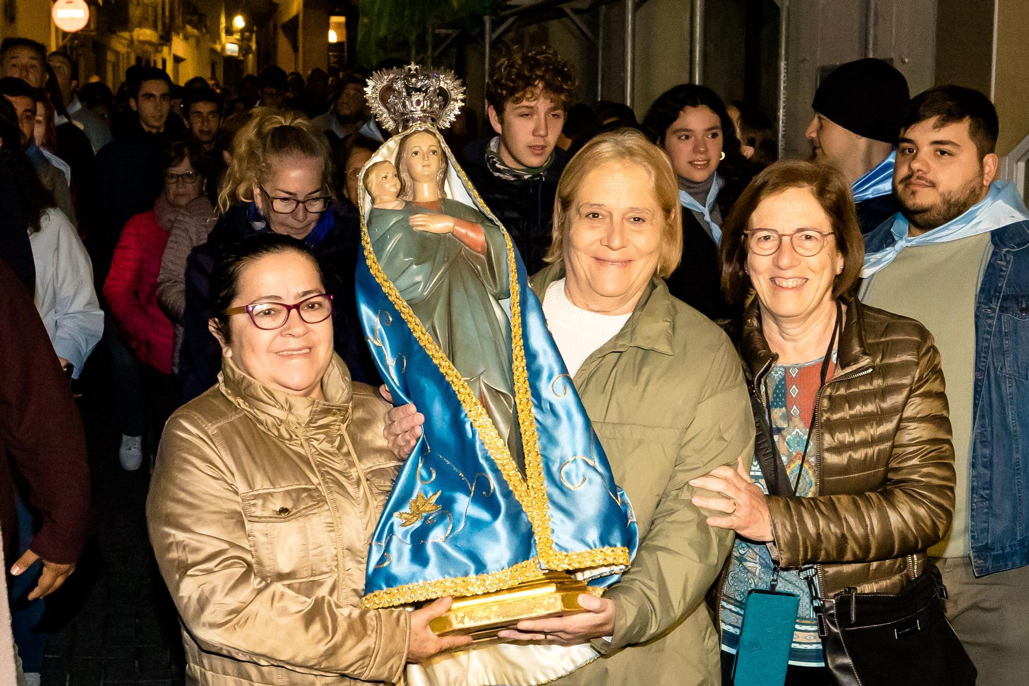 Devoción en Benidorm en la procesión de L'Alba