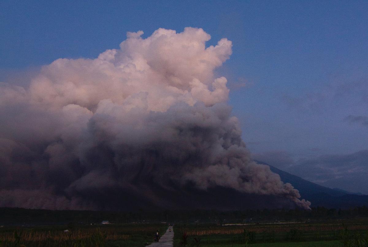 La isla de Java (Indonesia), en alerta por la erupción del volcán Semeru