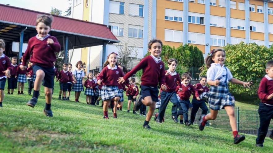 Alumnos de Infantil en una zona verde del colegio. |  | CEDIDA A LNE
