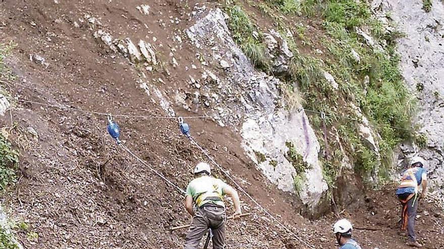 Los operarios trabajando en la estabilización del terreno en el desfiladero de Las Xanas.