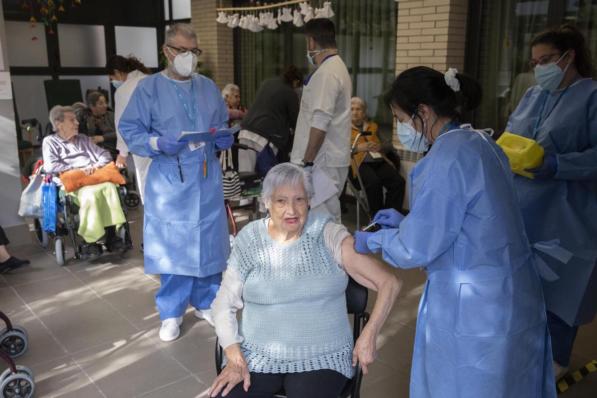 Los ancianos del geriátrico de Sant Pere de les Fonts (Terrassa) reciben la segunda dosis de la vacuna, este jueves.