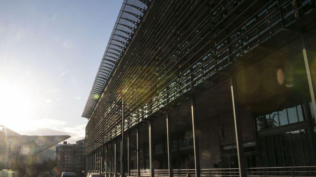 El edificio administrativo de servicios múltiples del Principado, donde está la sede de la Consejería de Derechos Sociales y Bienestar. | Miki López