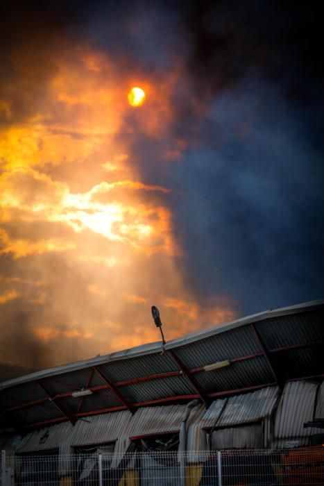 Un incendio arrasa una empresa de regalos en Manises