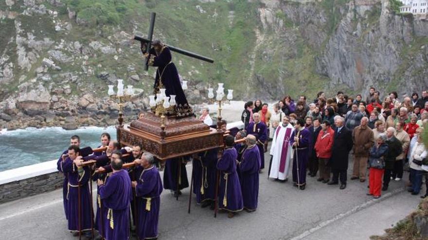 La procesión del Nazareno, el año pasado, en Luarca.