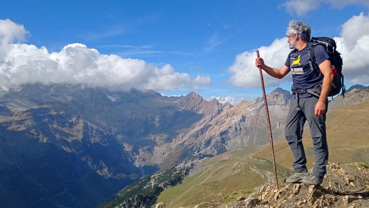 Saúl Irigaray contempla el fondo de Pineta, su Valle Verde, desde las herbosas praderas de Espierba.