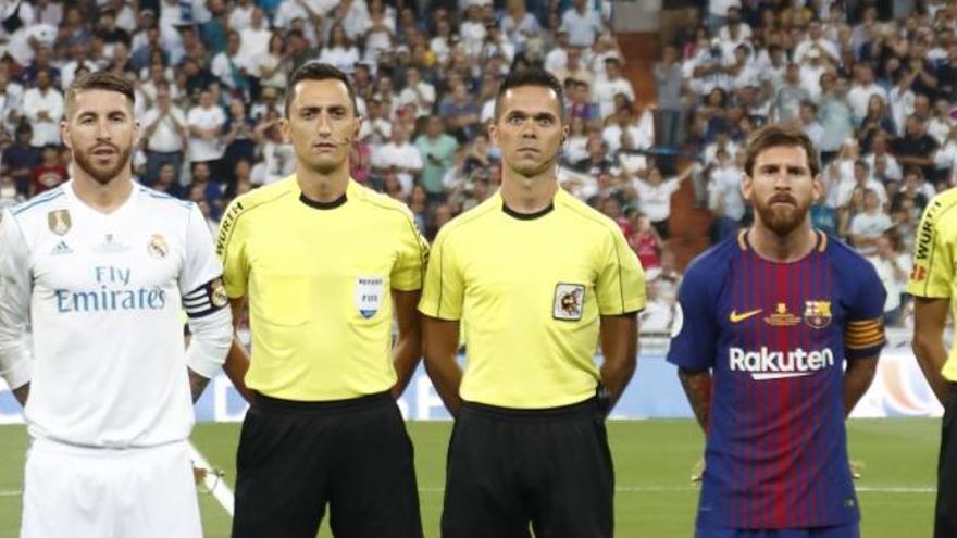 El equipo arbitral mruciano, en el Real Madrid-Barcelona de la pasada Supercopa