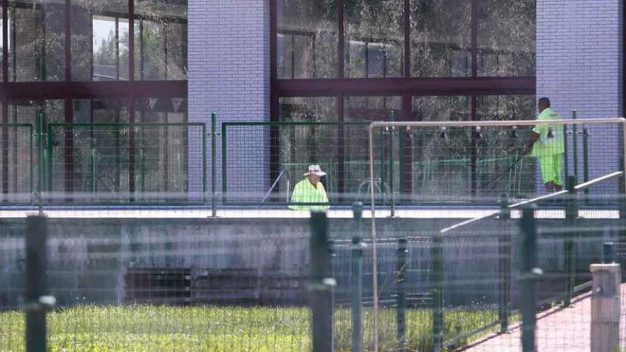 Operarios trabajan en una de las piscinas de la Ciudad Deportiva.