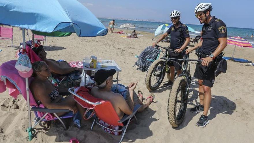 Elche erradica la venta ambulante de las playas al intensificar la vigilancia
