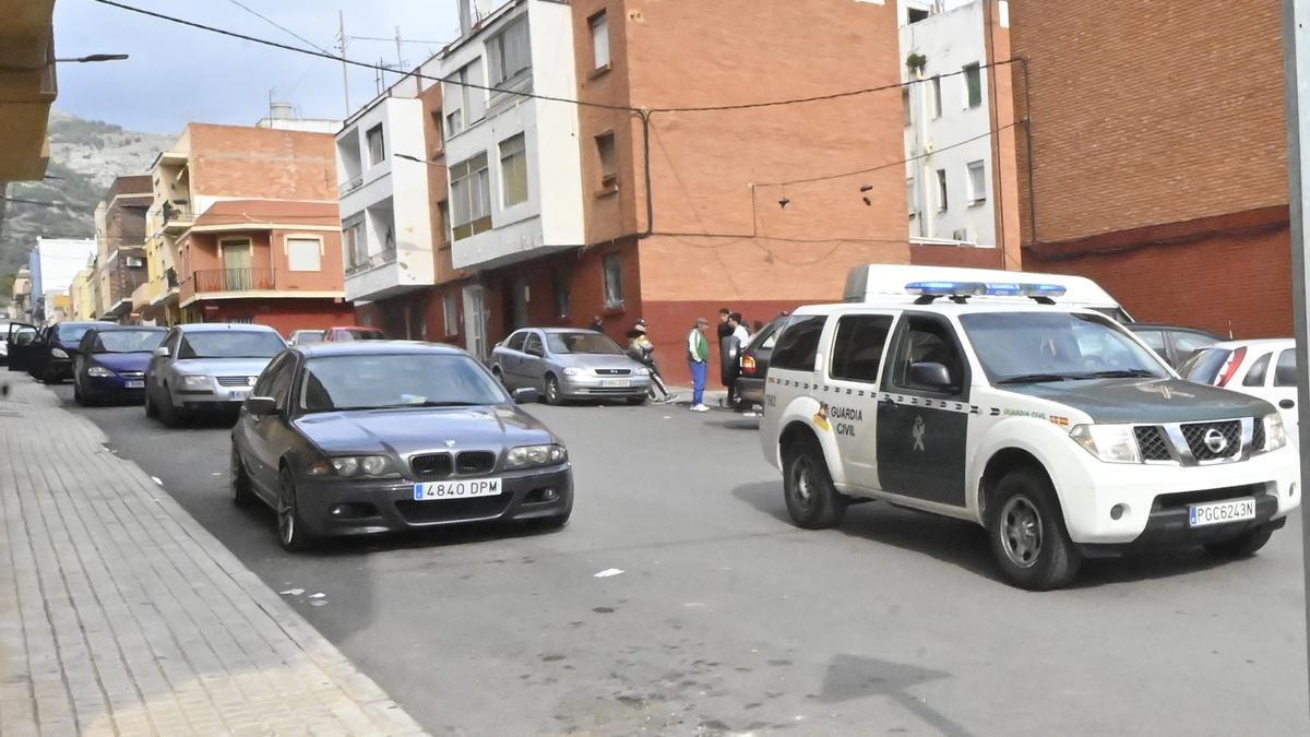 Una patrulla de la Guardia Civil pasa por la calle número 9, donde se produjo el tiroteo mortal.