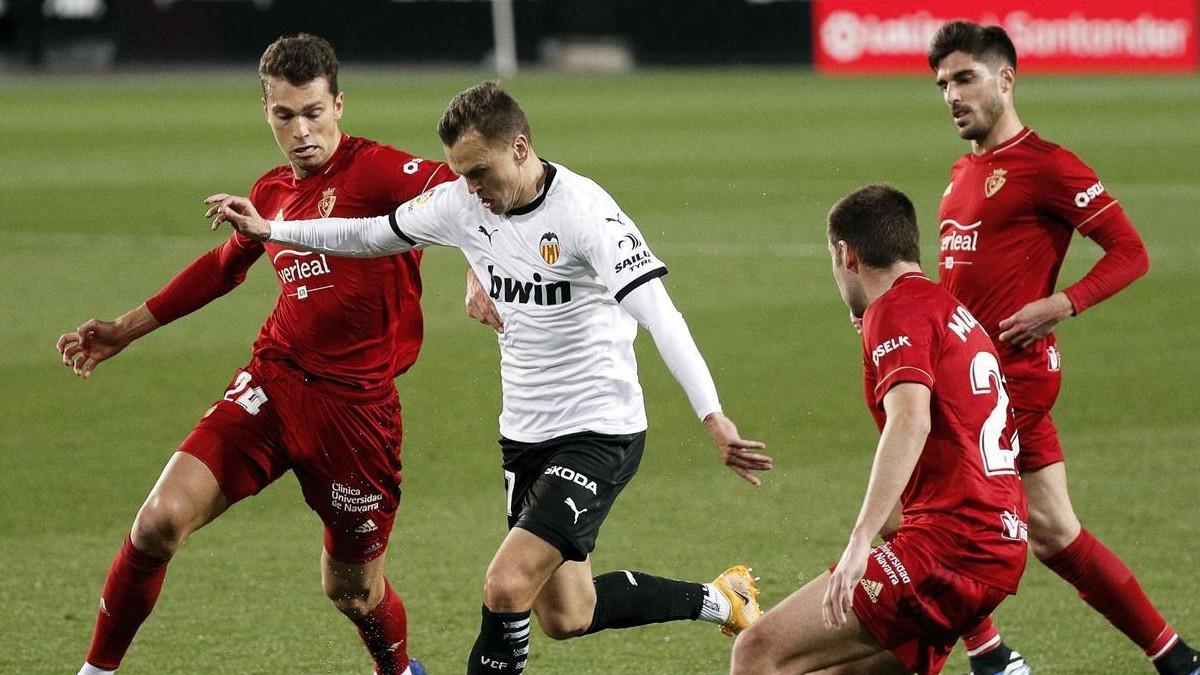 Cheryshev rodeado de jugadores de Osasuna.