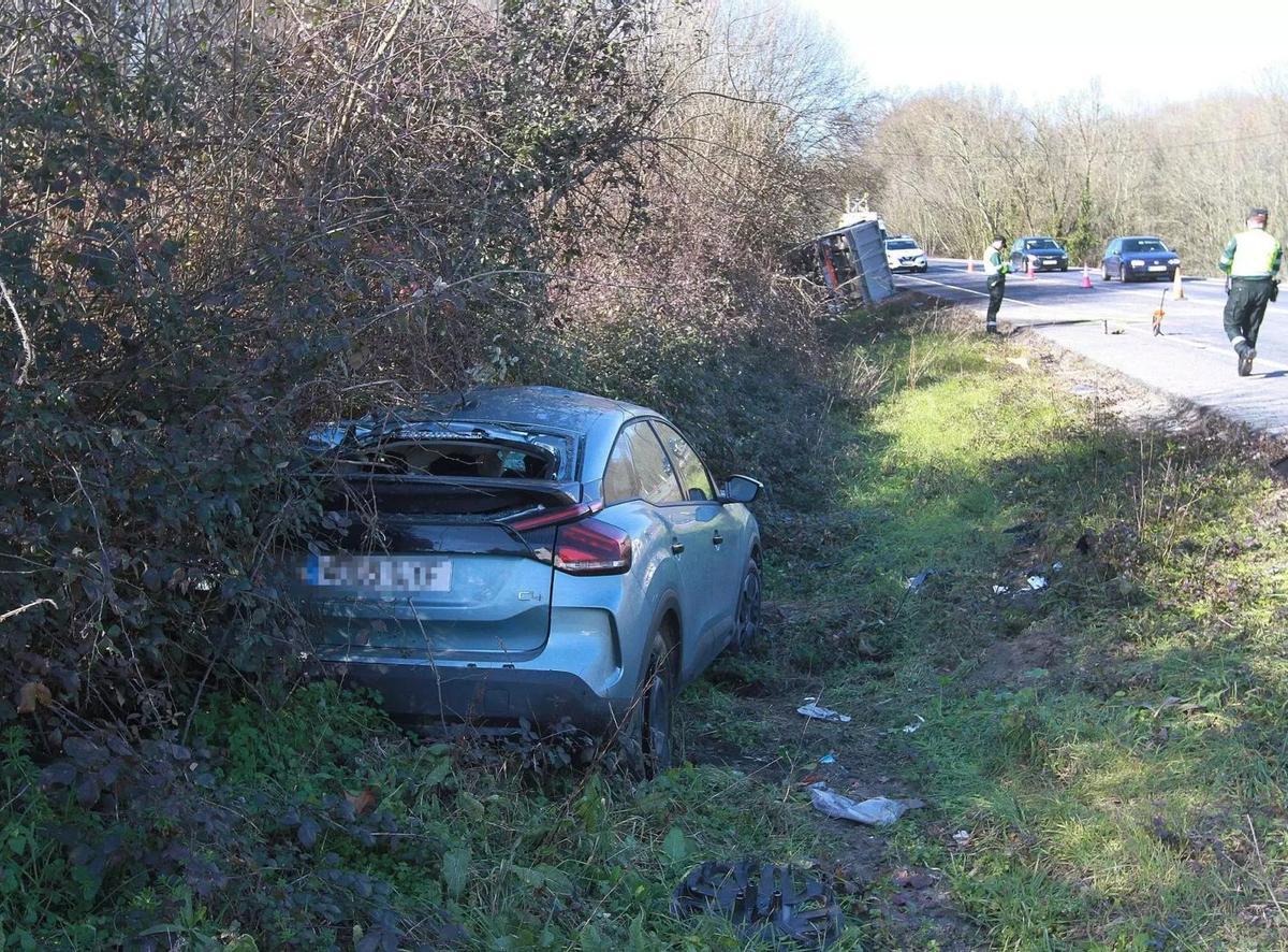 En primer término, el coche de los guardias civiles y, al fondo, el camión. | IÑAKI OSORIO