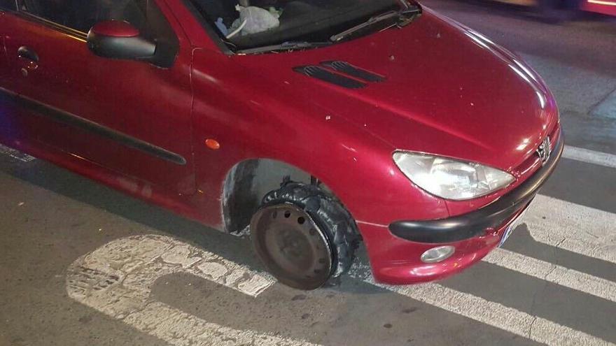 Coche sin neumáticos, en Gran Vía.