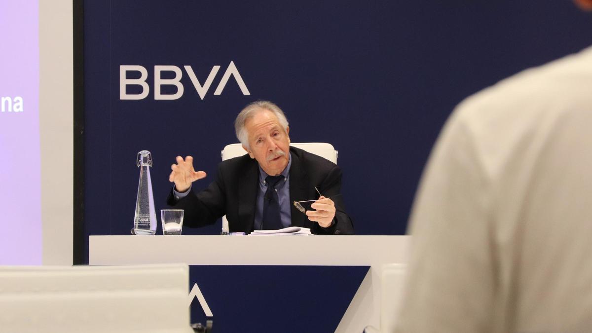 El catedràtic emèrit d'Economia Aplicada de la UAB, Josep Oliver, durant la presentació de l'Anuari Econòmic Comarcal del BBVA