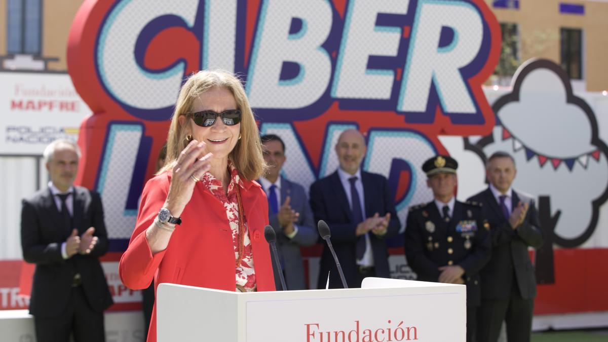 La infanta Elena inaugura el centro Ciberland en Murcia