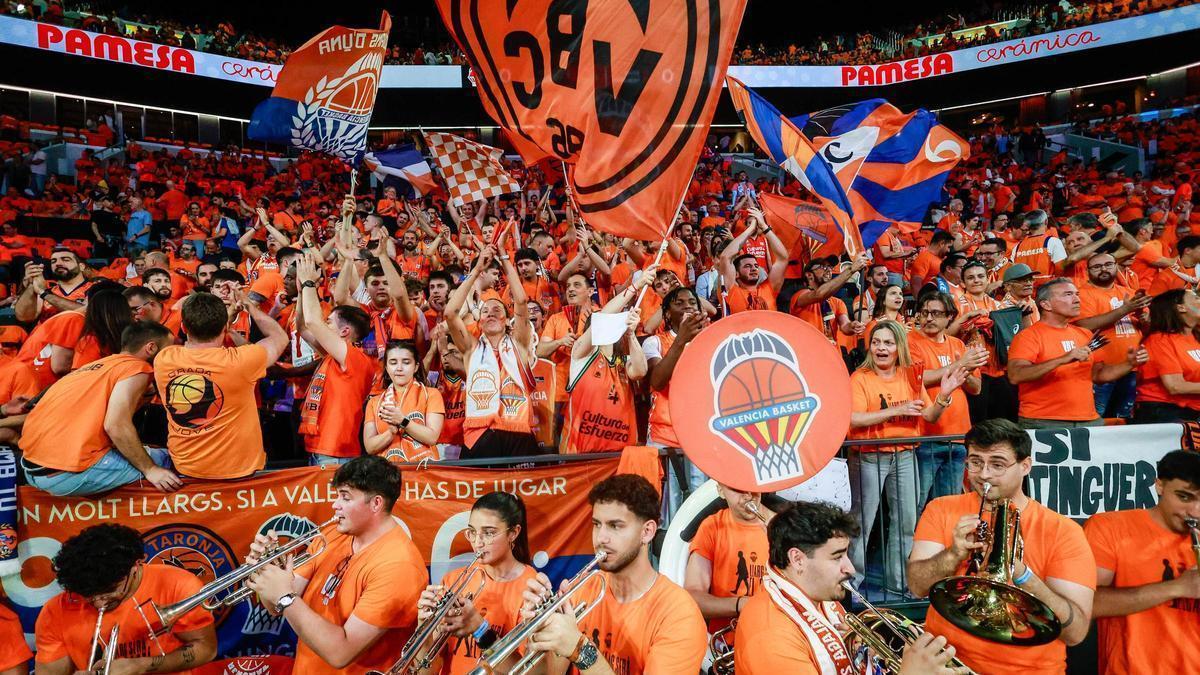 Aficionados del Valencia Basket, en el quinto partido del playoff ante el Panathinaikos.