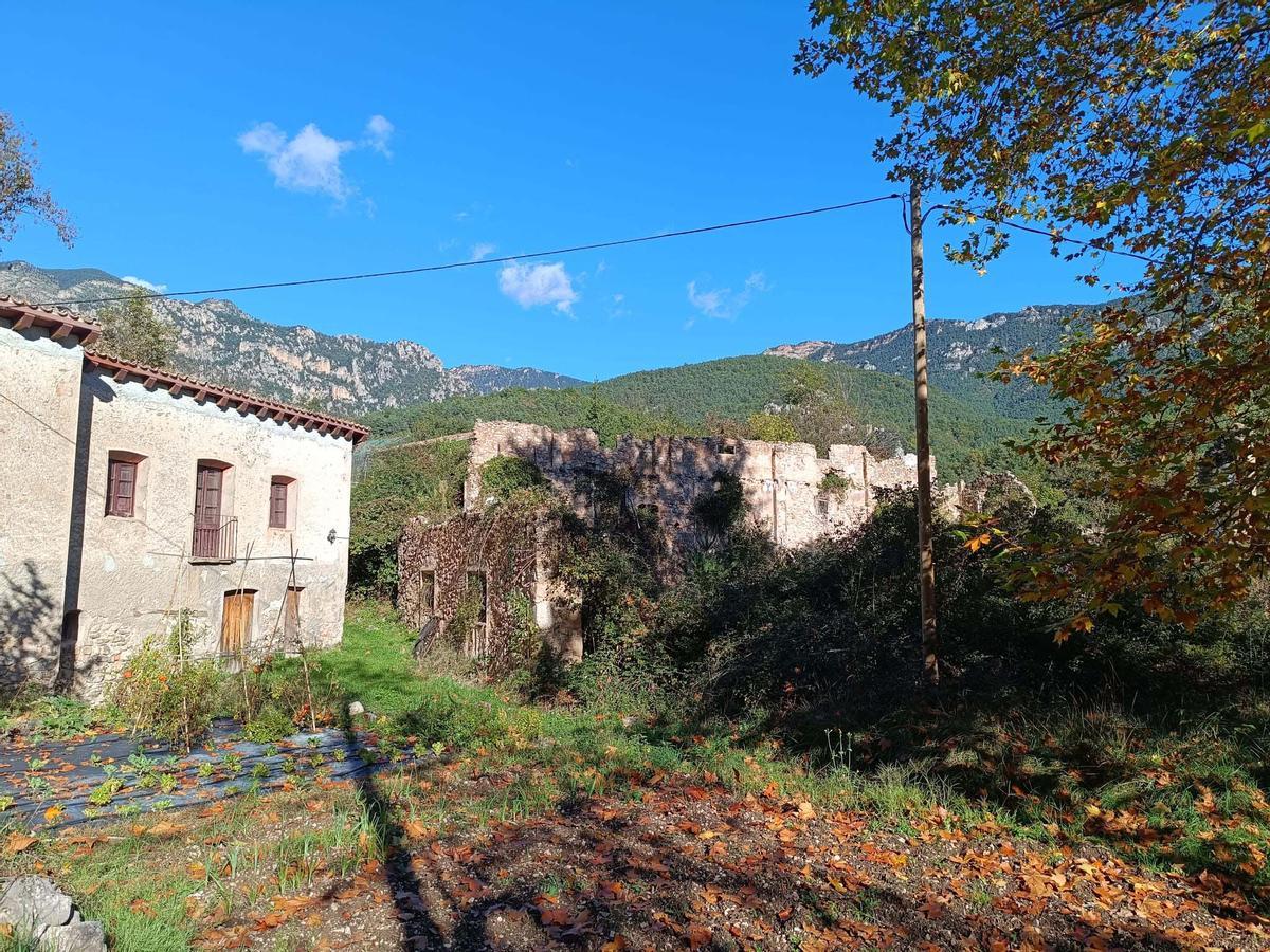 Restes de l'antiga fàbrica de La Gafa, a la Coma i la Pedra, l'única tèxtil del Solsonès