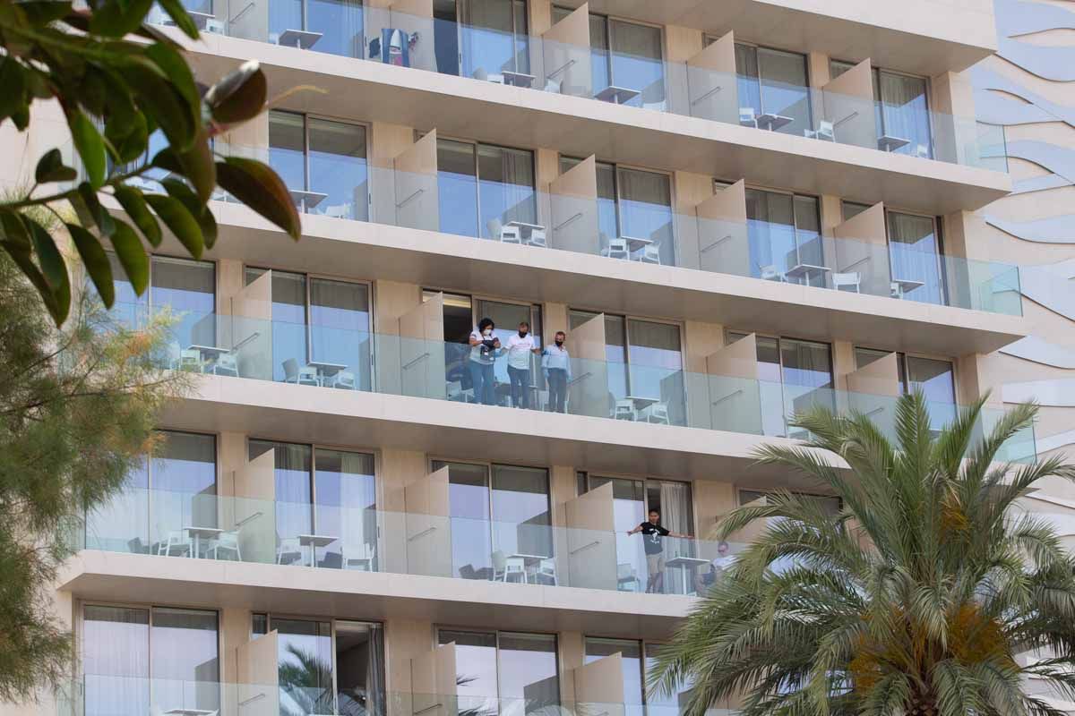 Violencia maschista: Un joven mata a su pareja arrojándola por el balcón de un hotel de Ibiza y luego se suicida