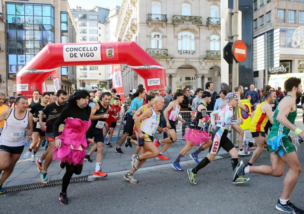 El centro de Vigo fue esta mañana una pista de atletismo improvisada para acoger la sexta edición de la Carreira Popular de Entroido