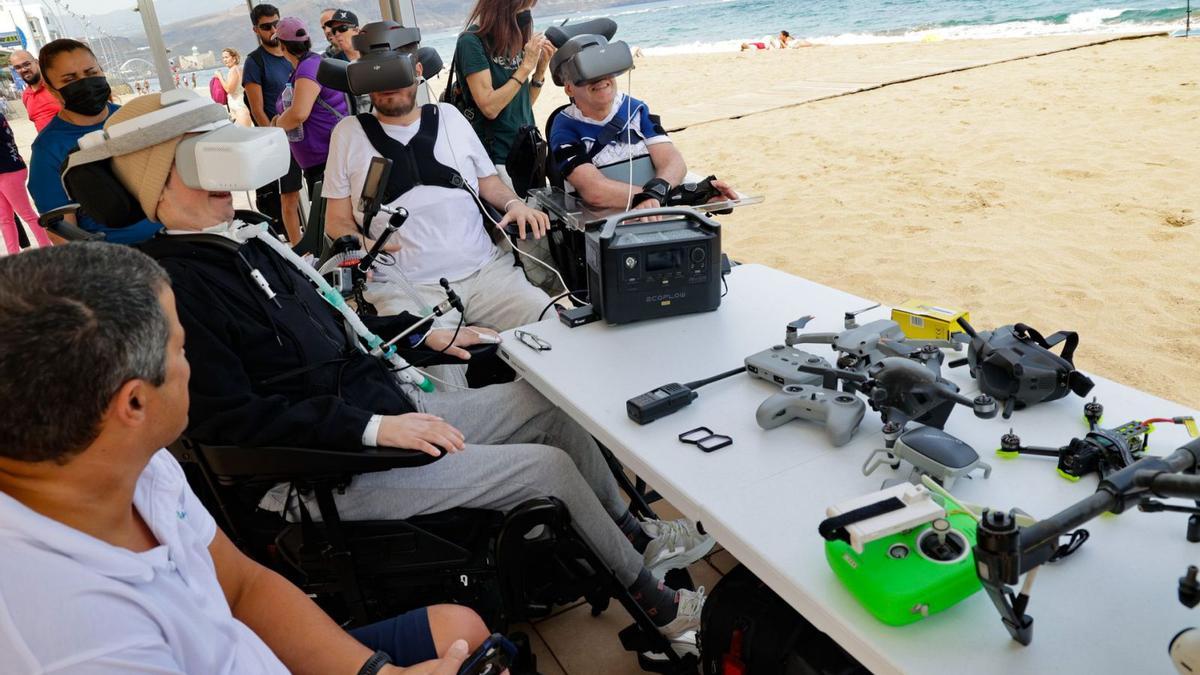 Varias personas con diversidad funcional conocen la bahía de El Confital con el uso de drones