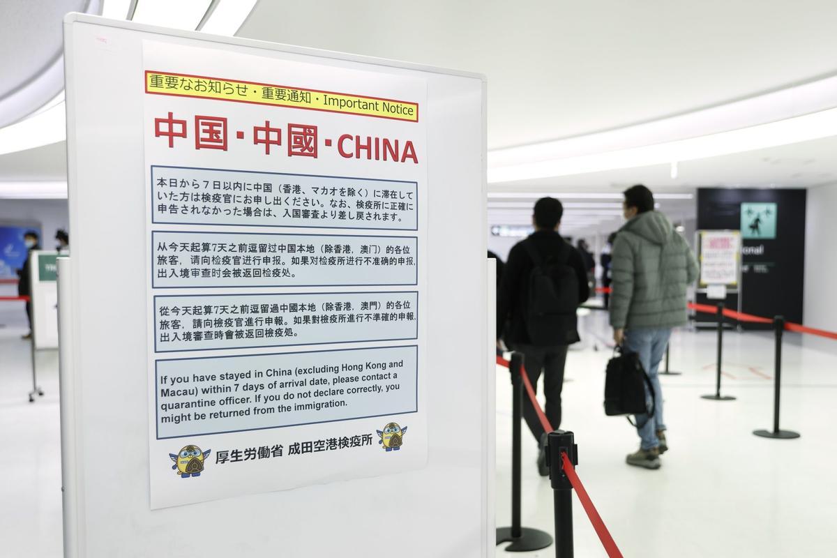 Controles y test de covid para pasajeros procedentes de China en el aeropuerto de Narita, en Japón.