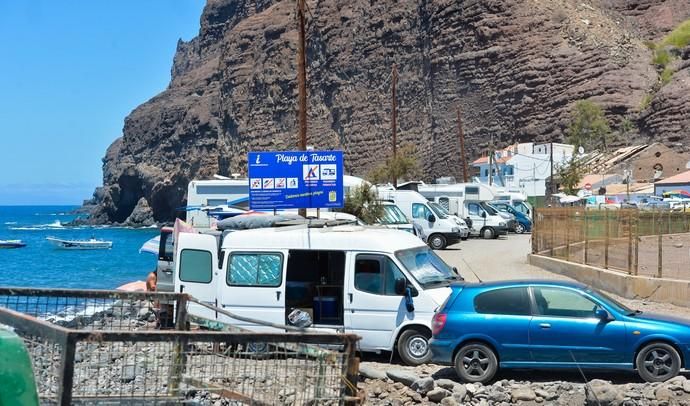 29-08-2020 MOGÁN. Coches aparacados en el barranco junto a la playa de Tasarte y usuarios. Fotógrafo: ANDRES CRUZ  | 29/08/2020 | Fotógrafo: Andrés Cruz