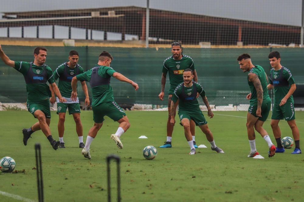 Se trata de su primer entrenamiento en este complejo deportivo para preparar el partido de mañana (22.00) en el Martínez Valero frente al Real Zaragoza.