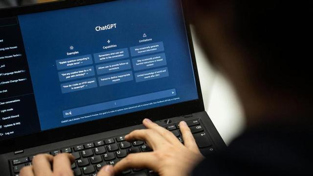 Una persona usa la aplicación de inteligencia artificial ChatGPT en el ordenador