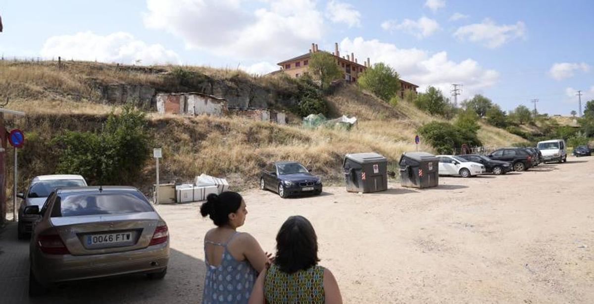 Explanada sobre la que el Ayuntamiento construirá un parque infantil y una zona de aparcamiento.  | JOSE LUIS FERNÁNDEZ