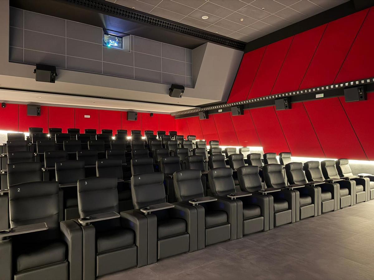 Una de las salas renovadas del Mooby Sarrià Club, con butacas premium.