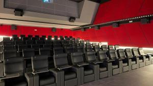 Una de las salas renovadas del Mooby Sarrià Club, con butacas premium.