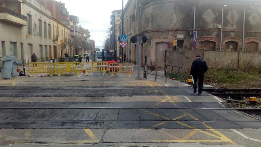 Obert el pas a nivell del tren a Figueres després que un camió destrossés la barrera