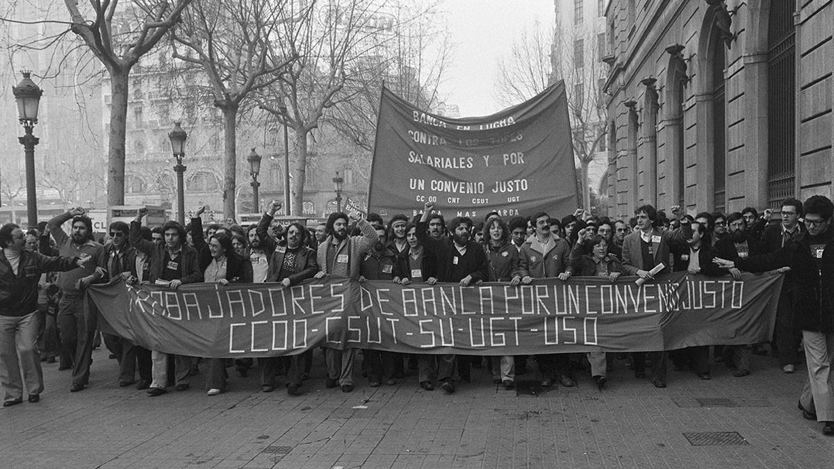 Manifestación de trabajadores de la banca en Barcelona por un convenio y salarios justos, en febrero de 1979.