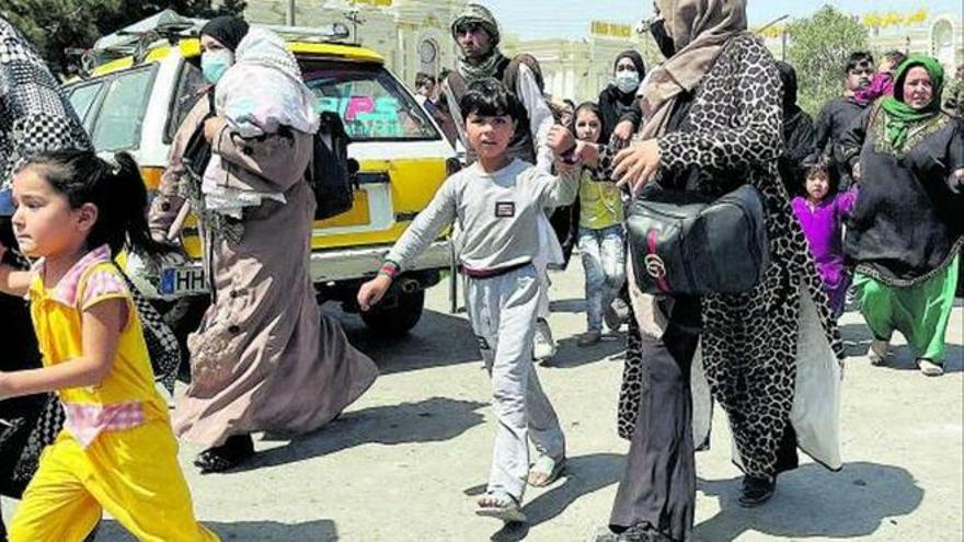 Mujeres y niños afganos huyen de los talibanes en Kabul.